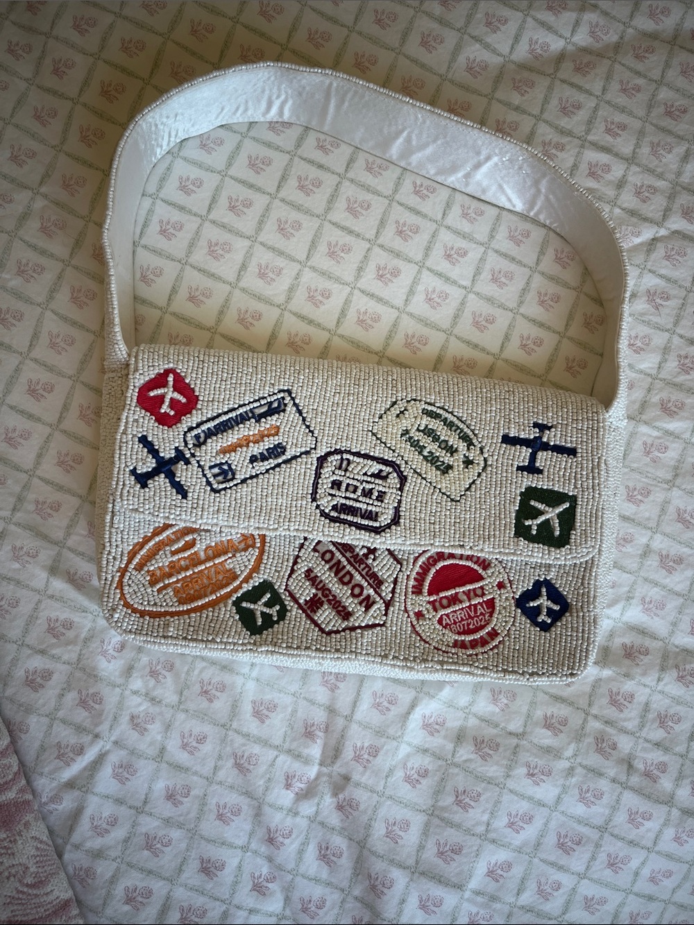 NWOT Viral Beaded Passport Patch White Shoulder Bag - Picture 2 of 5